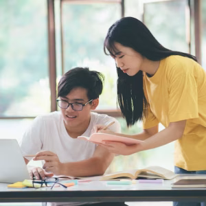 jovens-estudantes-asiaticos-leem-junto-com-amigos-aprendem-junto-com-amigos_1421-7520 jovens-estudantes-asiaticos-leem-junto-com-amigos-aprendem-junto-com-amigos_1421-7520